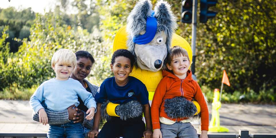 Kinderen samen met superheld Dax Lupo